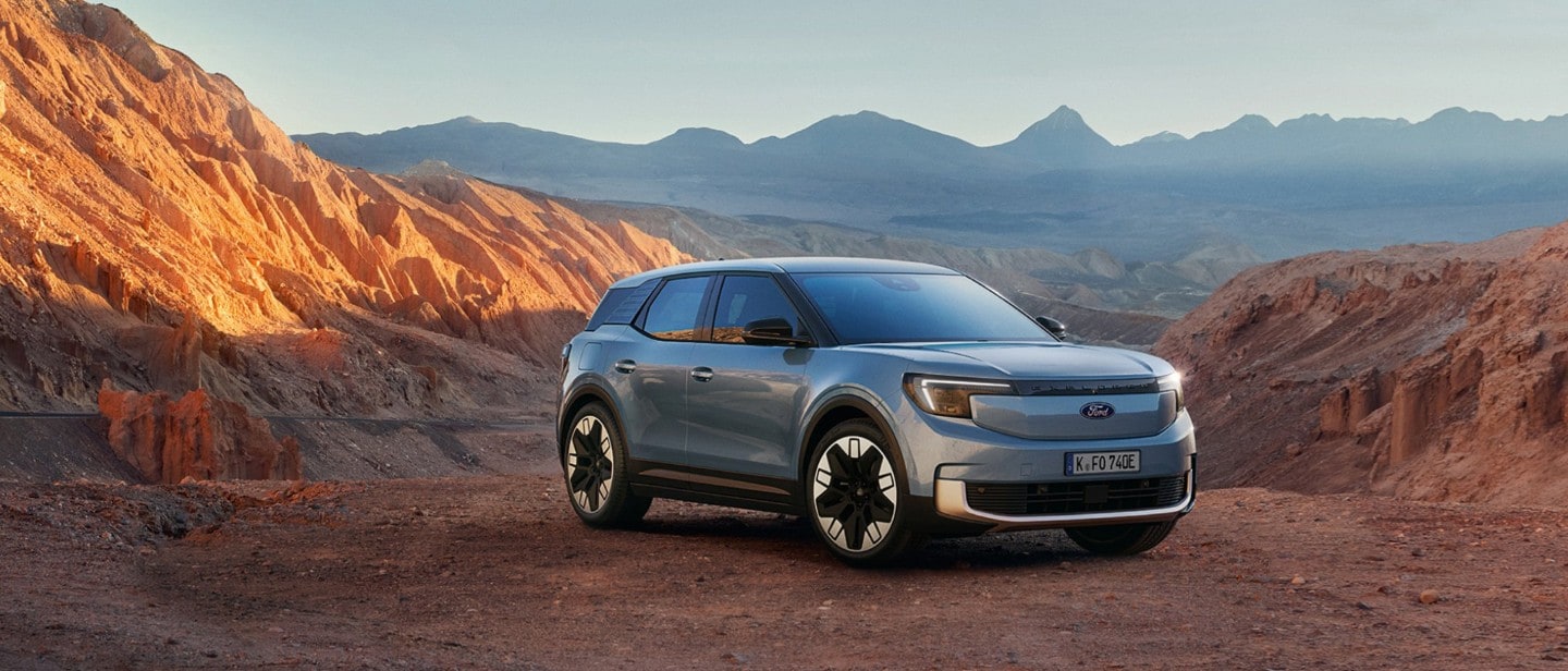 Ford Explorer in Blau. Dreiviertelansicht, steht vor einer Schlucht mit Felsformationen.