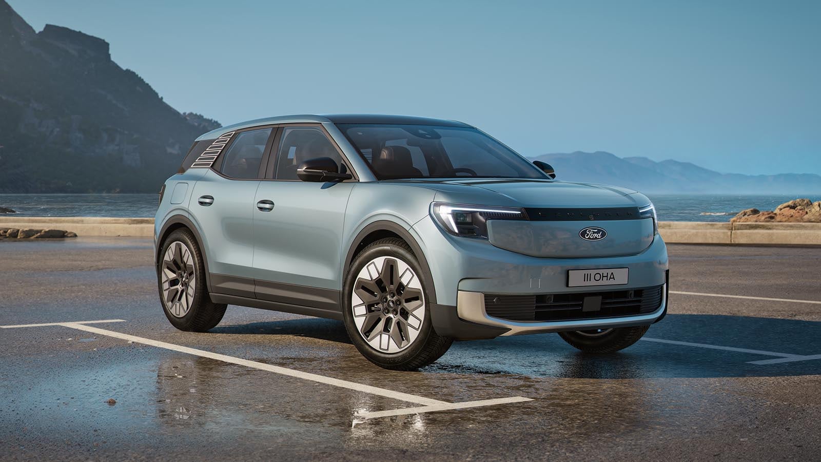 Ford Explorer in Blau. Dreiviertelansicht, parkt auf einer nassen Fahrbahn mit Hügellandschaft im Hintergrund.