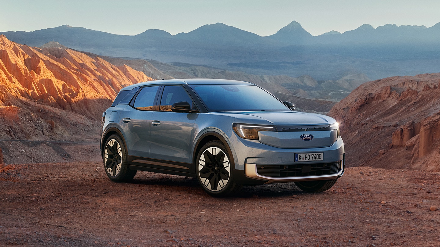 Ford Explorer in Blau. Dreiviertelansicht, steht vor einer Schlucht mit Felsformationen.