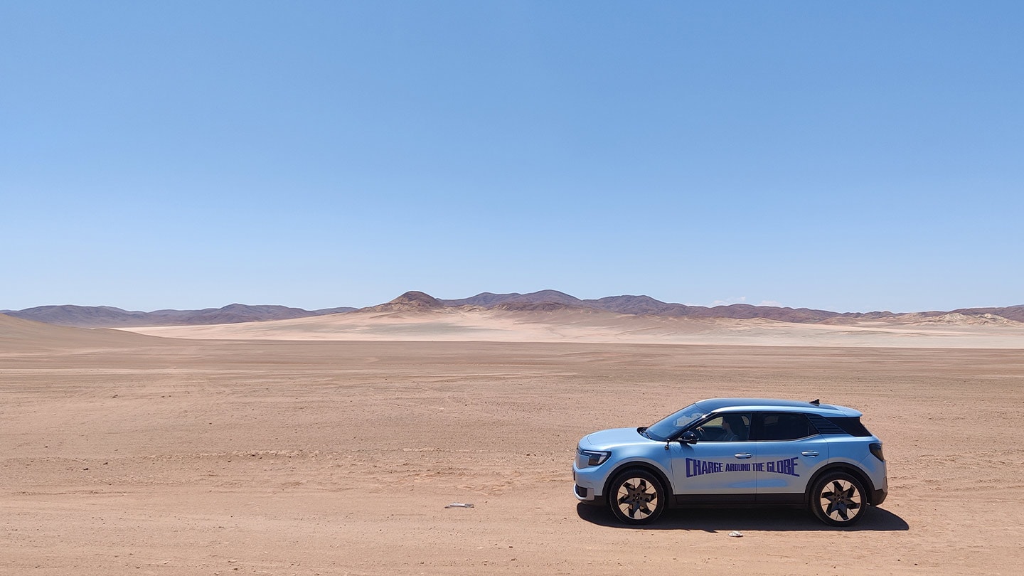 Ford Explorer in Blau. Seitenansicht, fahrend in einer Wüste.