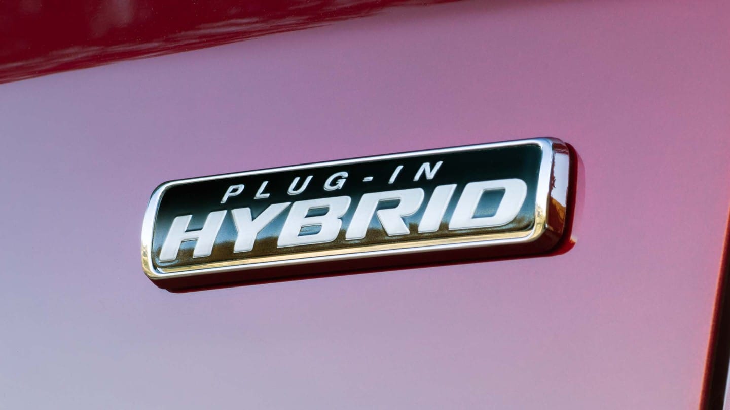 Detailansicht Plug-in-Hybrid-Logo auf einem roten Fahrzeug.
