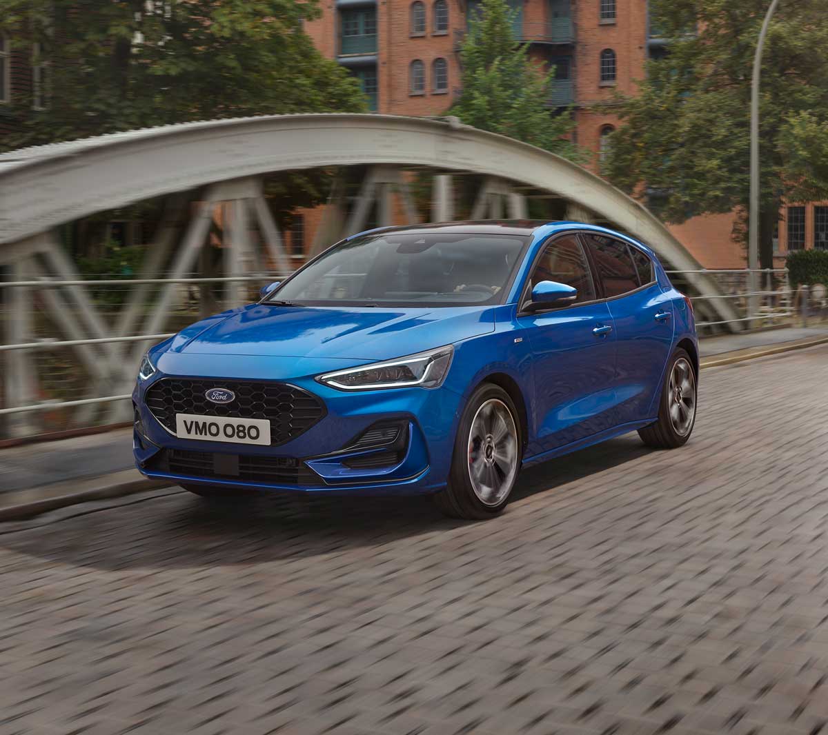 https://www.ford.at/content/dam/guxeu/rhd/central/cars/2021-focus/launch/gallery/exterior/ford-focusc519-eu-205334561_STL_01_C519_Focus_Ext_Front_3_4_Dynamic__V_MY23-9x8-1200x1066-gt3.jpg.renditions.original.png