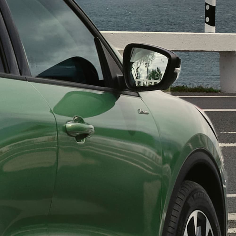 Ford Kuga in Grün. Ansicht auf Rückspiegel.
