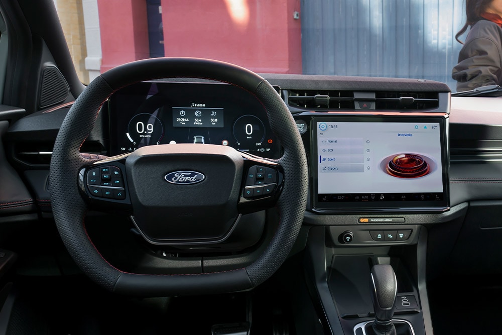 Ford Puma Innenraum. Ansicht auf Lenkrad und Ford SYNC 4-Display.