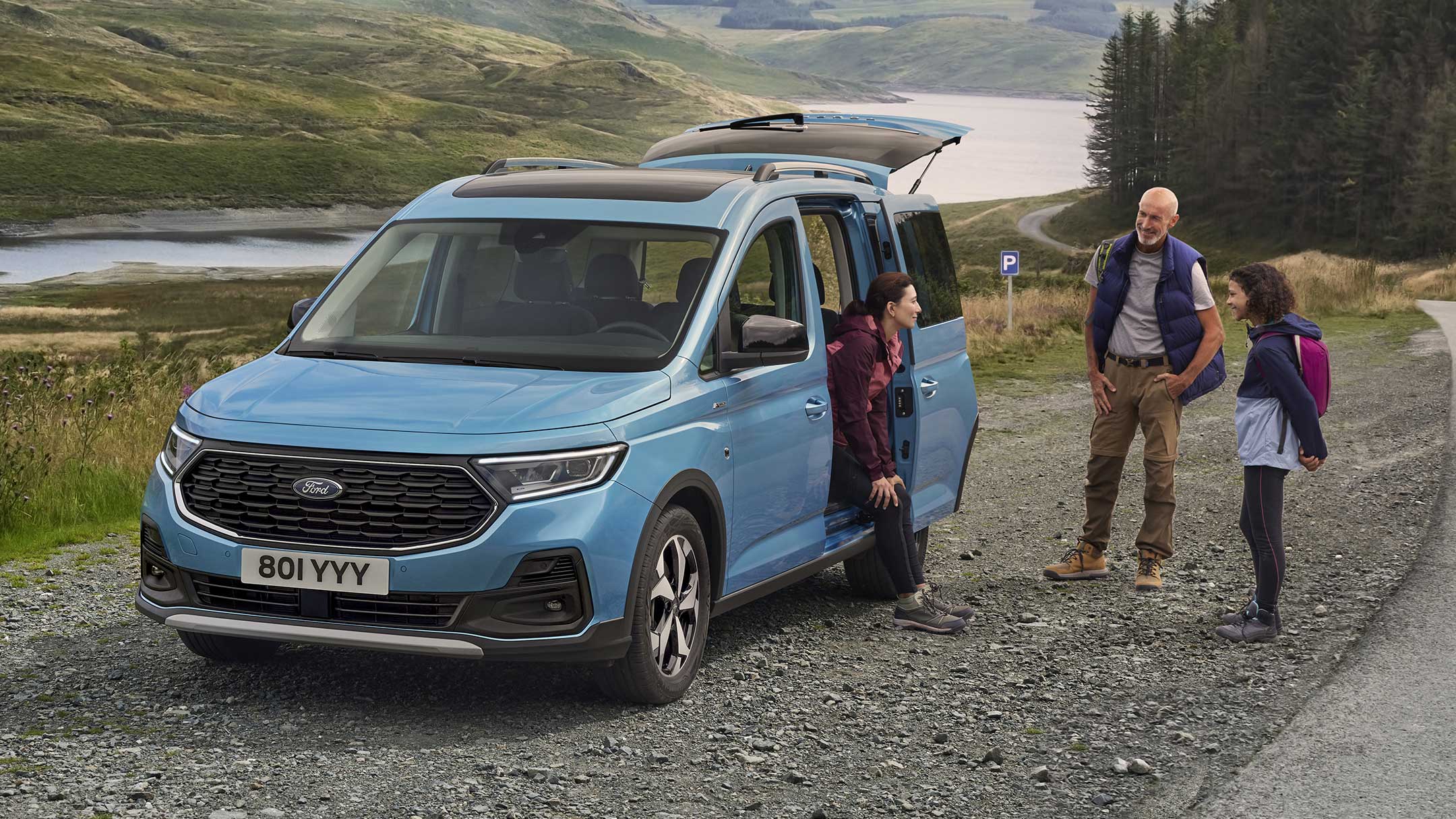 Ford Tourneo Connect in Blau. Dreiviertelansicht, parkend auf einem Kiesweg.