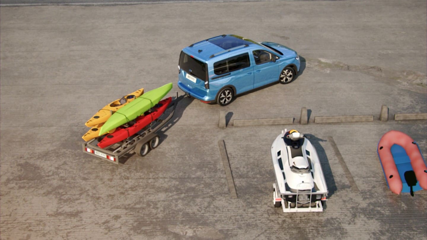 Ford Transit Connect in Blau. Ansicht von oben auf einem Parkplatz mit Kanus auf einem Anhänger.