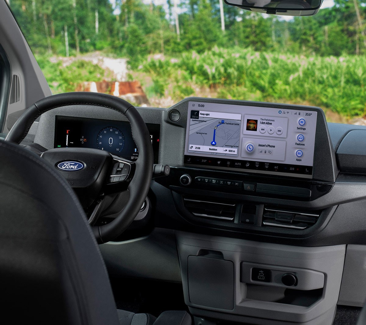 Ford Nugget Innenraum. Ansicht auf Lenkrad und Ford SYNC 4-Touchscreen.