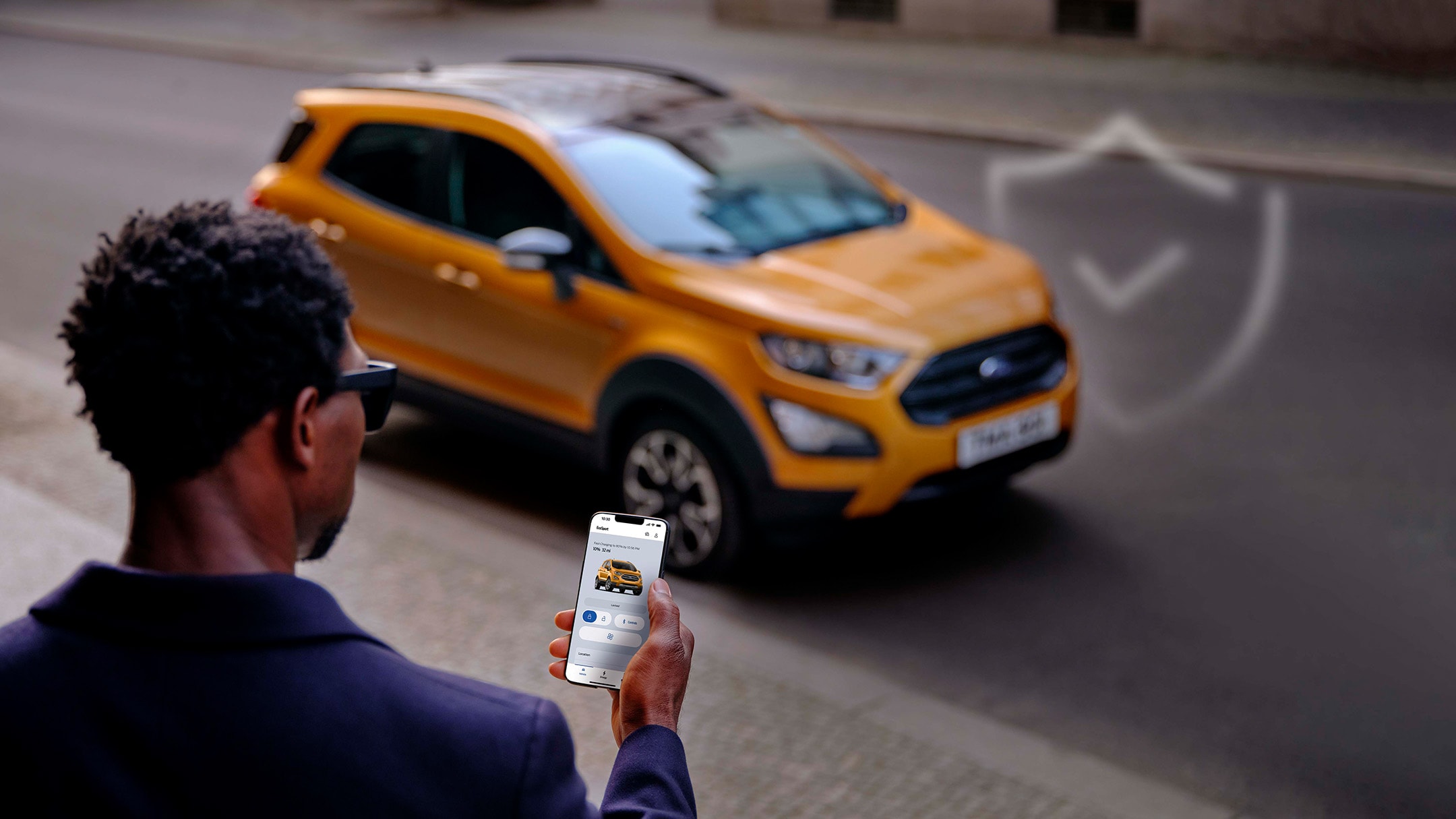 Mann hält Smartphone mit geöffneter FordPass App
